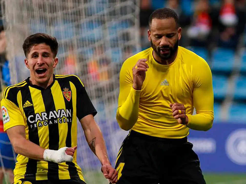 Beb&eacute; y Simeone bailan tras un gol del Real Zaragoza al Andorra