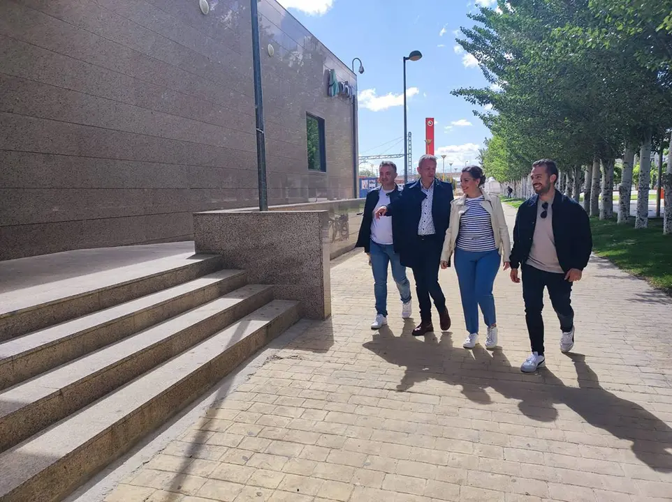 La candidata de Podemos a la DGA ha visitado Utebo junto a Fernando Rivar&eacute;s