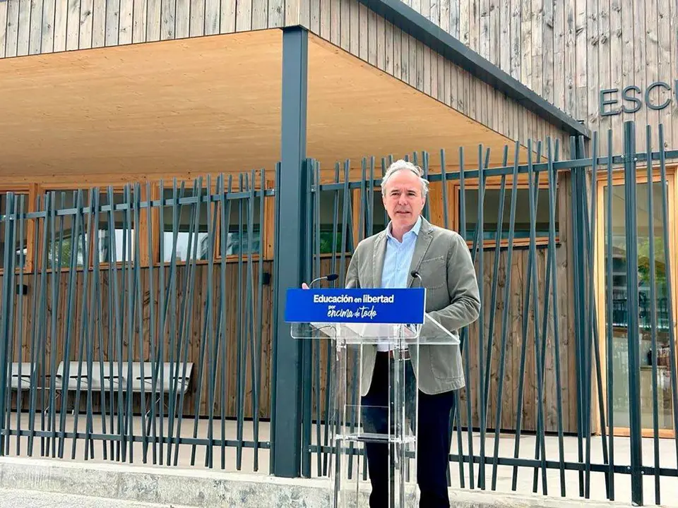Azc&oacute;n en la puerta de una escuela infantil