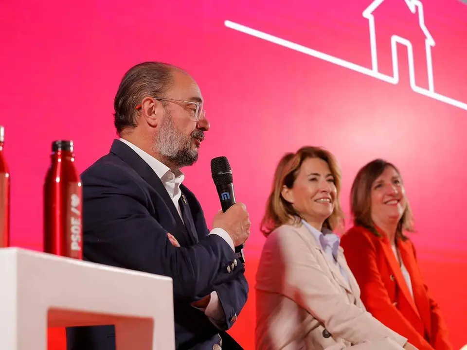 Tras atender a los medios, Lamb&aacute;n, la ministra y Ranera han participado en un acto sobre vivienda | Foto: PSOE Arag&oacute;n