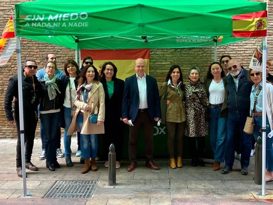Foto de familia en la carpa de Vox