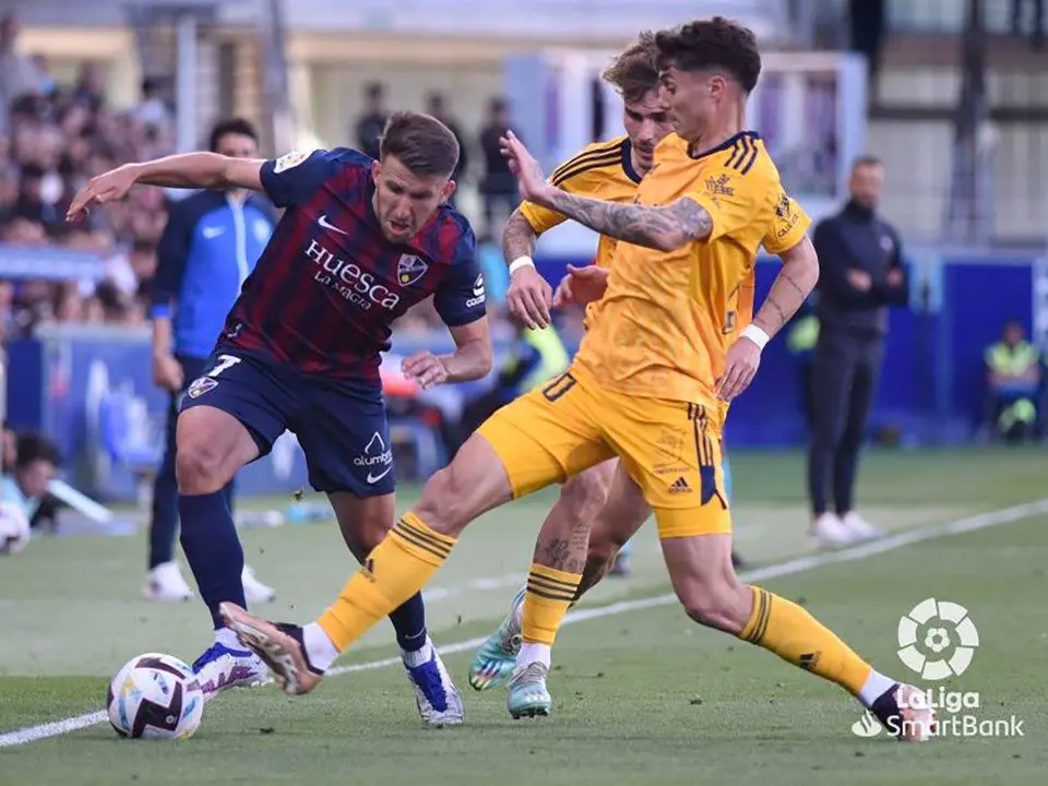 Valent&iacute;n trata de zafarse en banda de un rival 