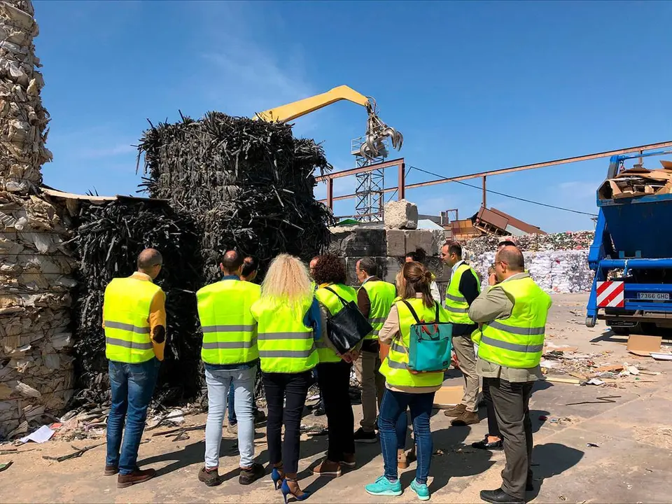 Los empresarios han visitado las instalaciones de Chazar S.L., ubicadas en La Puebla de Alfind&eacute;n