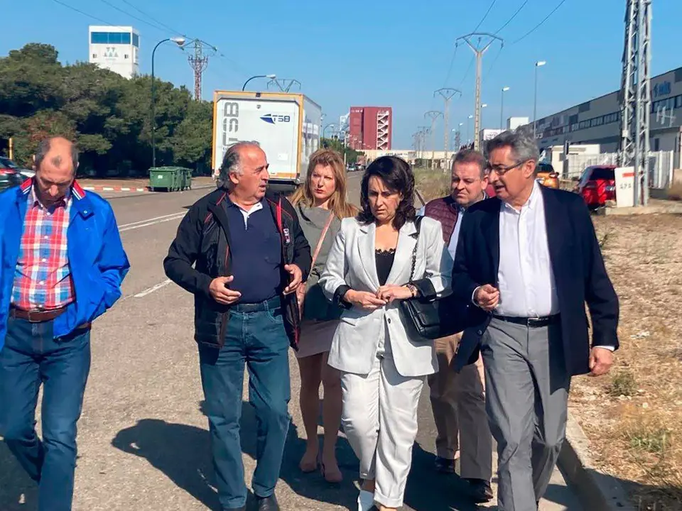 Varias personas acompa&ntilde;an a Julio Calvo en su visita al pol&iacute;gono 