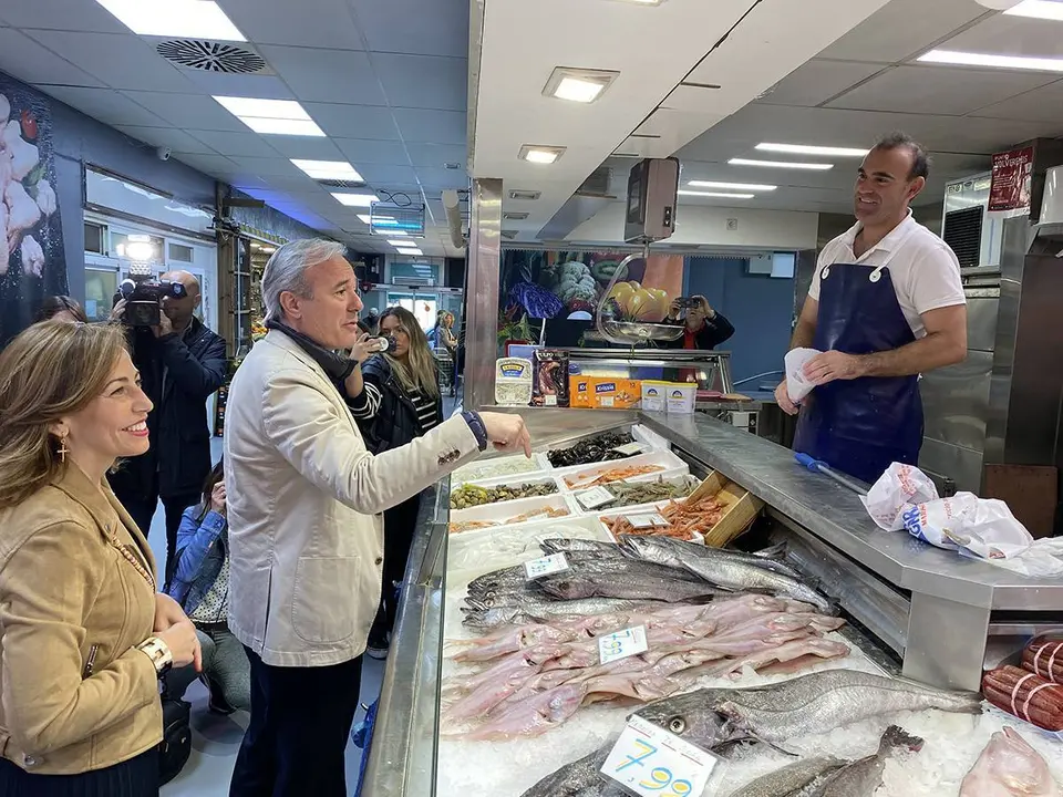 Los candidatos Chueca y Azc&oacute;n visitan un mercado en Delicias
