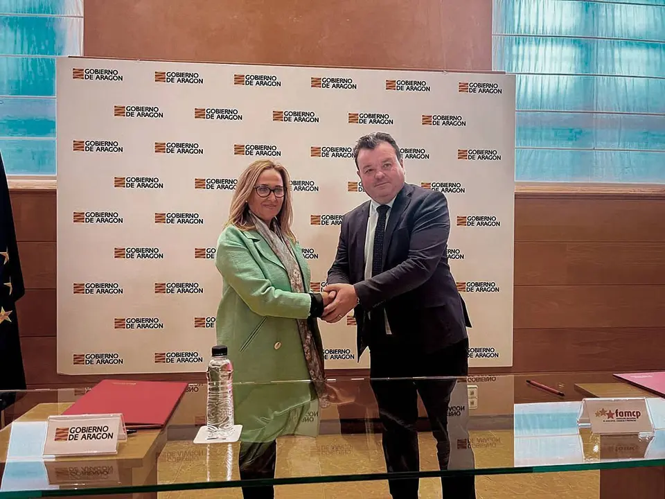 La consejera Mayte P&eacute;rez y el presidente de la FAMCP, Luis Zubieta, tras la firma de los convenios