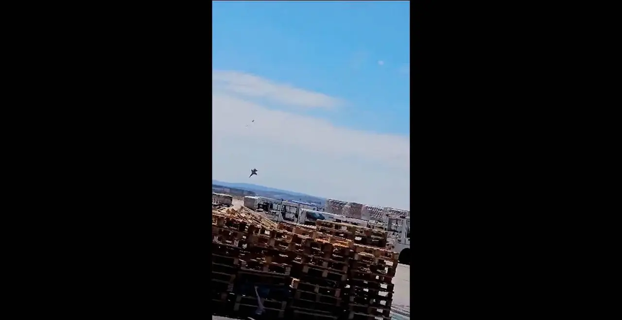 El caza se estrell&oacute; contra el suelo y el piloto pudo escapar