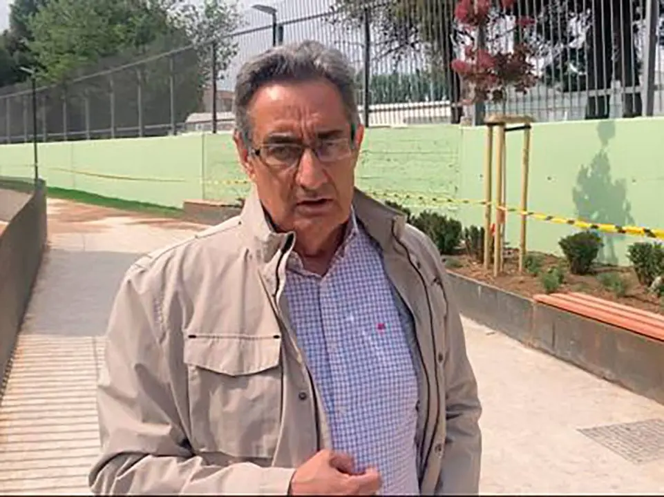 Julio Calvo en la visita a la calle Hayedo