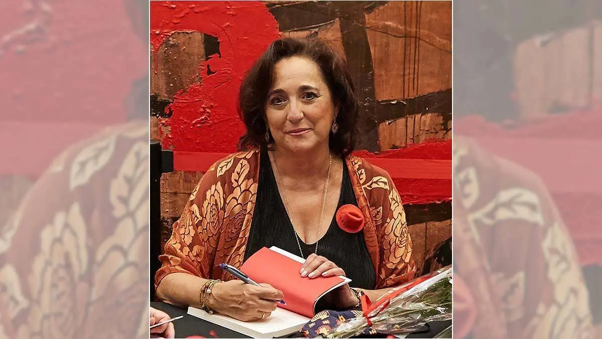 La periodista y escritora Ana Rioja en una de sus firmas de libros
