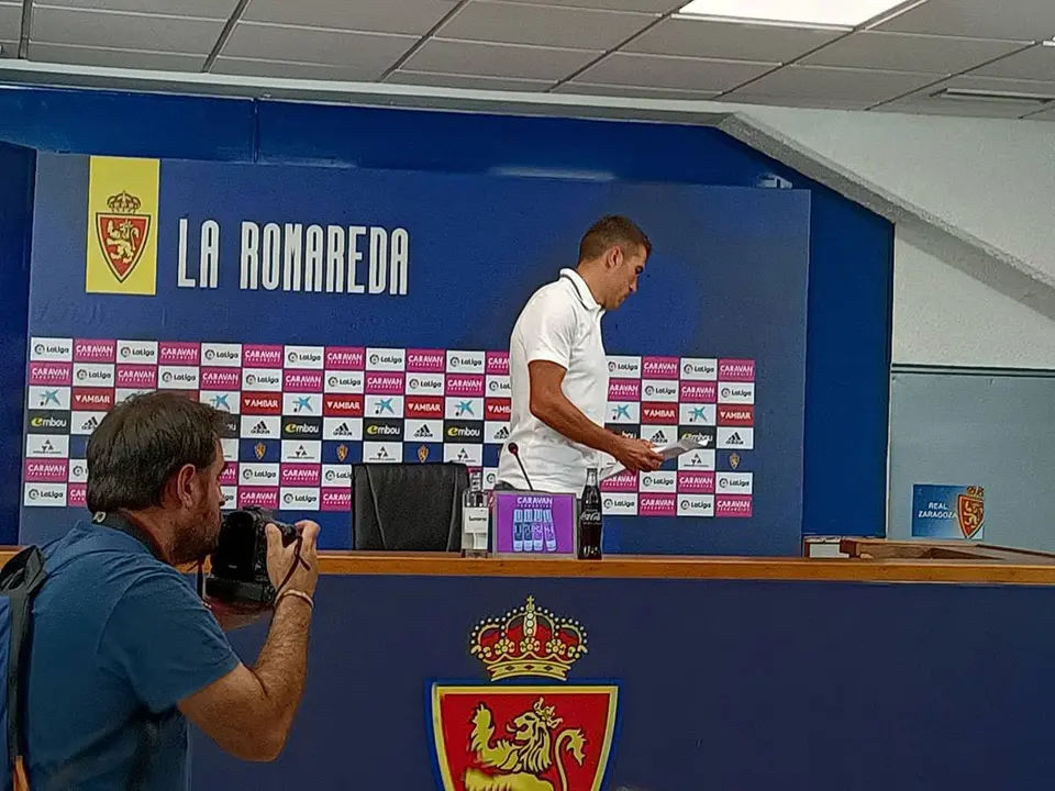 Zapater se marcha de la sala de prensa de La Romareda