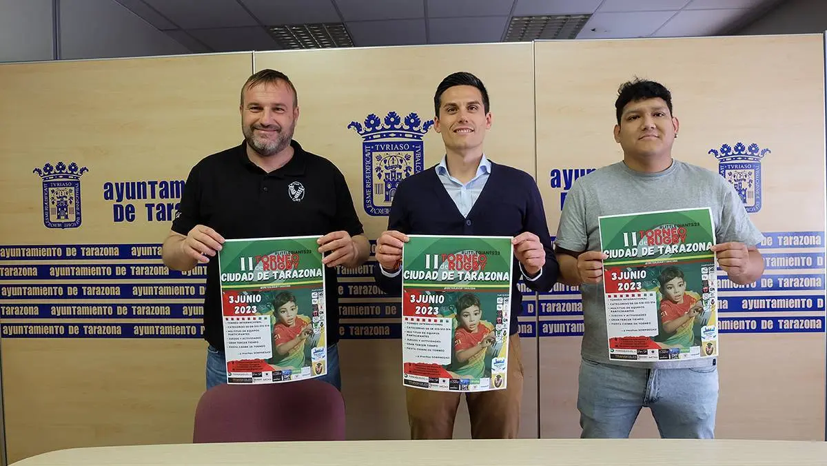 De izquierda a derecha: el exjugador, t&eacute;cnico y miembro de la junta directiva del club, V&iacute;ctor Garc&iacute;a; el concejal de Deportes, Pablo Escribano y el entrenador de la escuela de rugby, Bruno Aguilar. Fotograf&iacute;a: Ayuntamiento de Tarazona.
