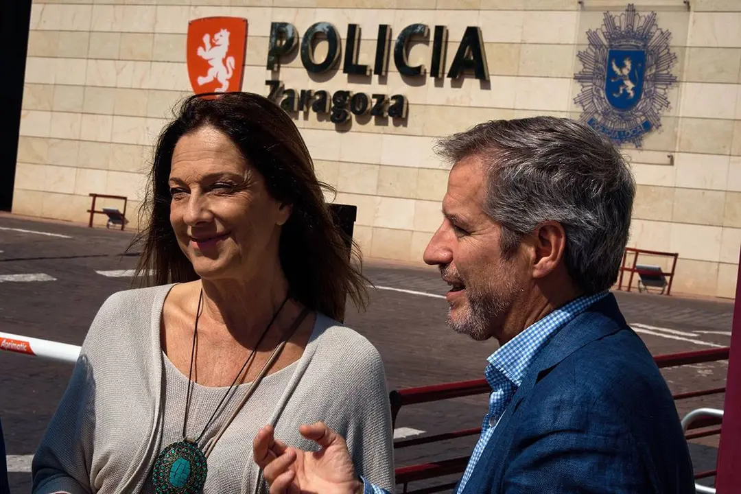 Daniel P&eacute;rez Calvo y Cristina Sobrino, n&uacute;mero 2 de Ciudadanos, han visitado el cuartel de la Polic&iacute;a Local de La Paz, en Parque Venecia. Fotograf&iacute;a: Ciudadanos.