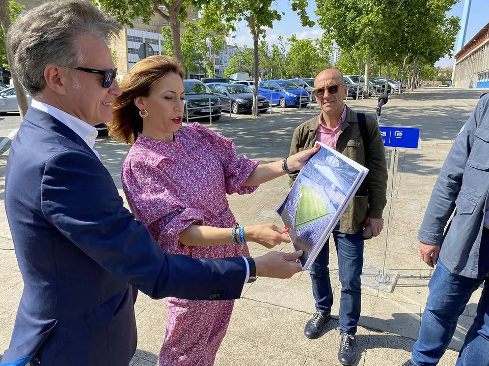 La candidata del PP a la Alcald&iacute;a de Zaragoza, Natalia Chueca, consulta el proyecto del nuevo estadio junto a la vieja Romareda
