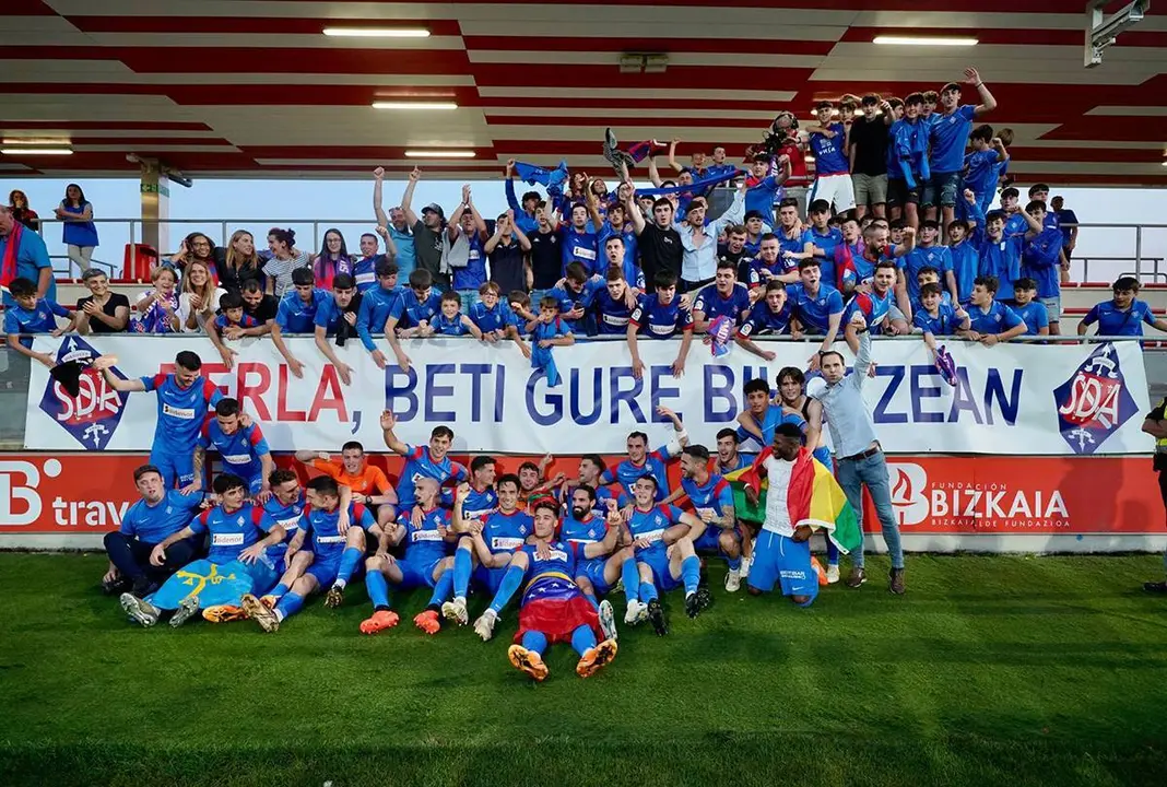 El Amorebieta y el Racing Ferrol son los dos primeros equipos que completan las Segunda Divisi&oacute;n. Fotograf&iacute;a: S.D. Amorebieta.