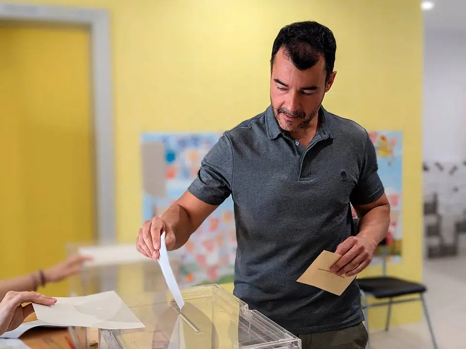 Bernal introduce su voto en la urna