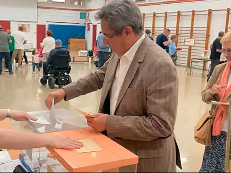 Julio Calvo vota en las elecciones del 28 de mayo