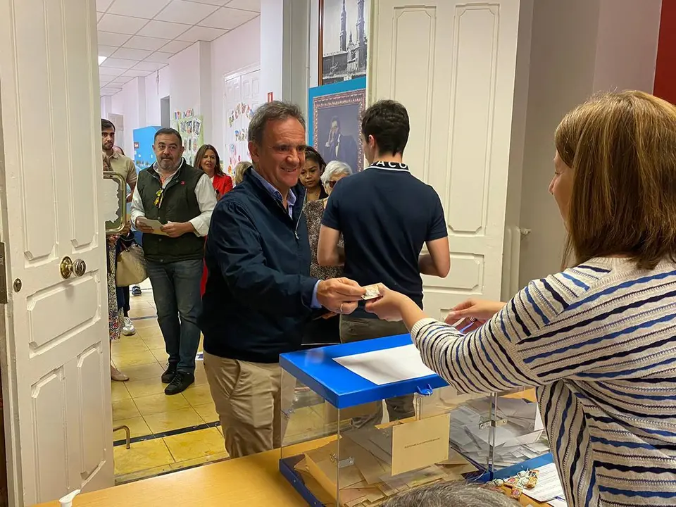 l candidato de Arag&oacute;n Existe a la Alcald&iacute;a de Zaragoza, Ra&uacute;l Burillo, ha acudido a mitad de ma&ntilde;ana al colegio Cant&iacute;n y Gamboa para ejercer su derecho a voto.