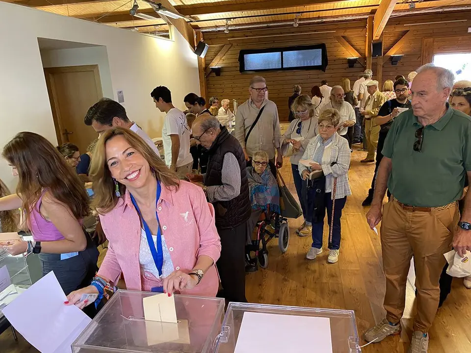 La candidata del PP a la Alcald&iacute;a de Zaragoza, Natalia Chueca, ha ejercido su derecho al voto en el Aula de la Naturaleza del Parque Grande Jos&eacute; Antonio Labordeta