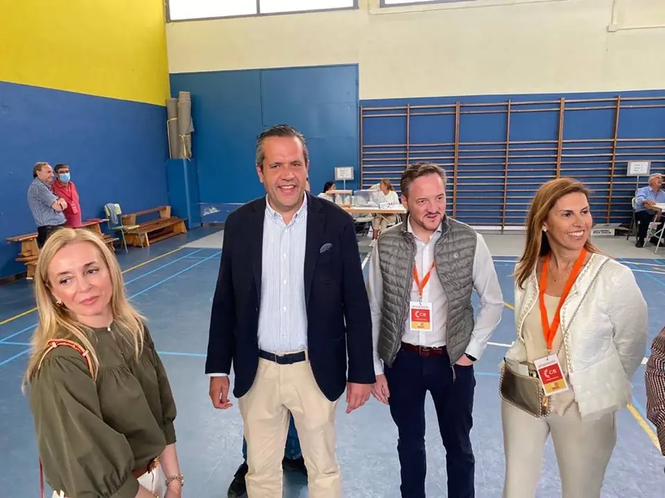 El candidato de Ciudadanos-T&uacute; Arag&oacute;n a la Presidencia del Gobierno de Arag&oacute;n, Carlos Ortas, ha acudido al IES Ram&oacute;n y Cajal de Huesca para ejercer su derecho a voto. Fotograf&iacute;a: CS-T&uacute; Arag&oacute;n.