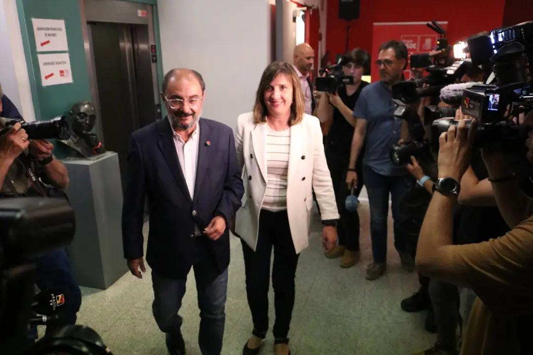 Lamb&aacute;n camina junto a Ranera en medio de los c&aacute;maras