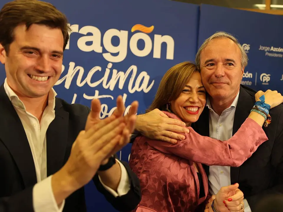Azc&oacute;n, Celma y Chueca se abrazan tras las elecciones