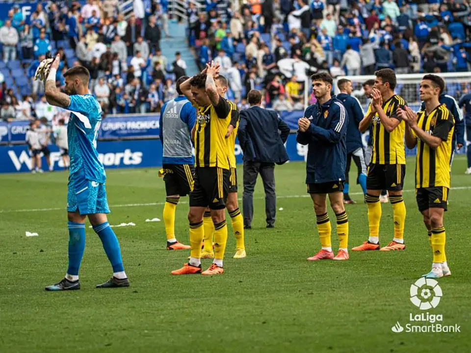 Los jugadores del Real Zaragoza aplauden a su afici&oacute;n