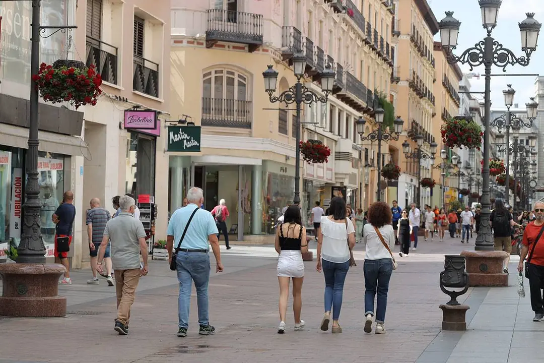 Gente paseando por una calle de Zaragoza