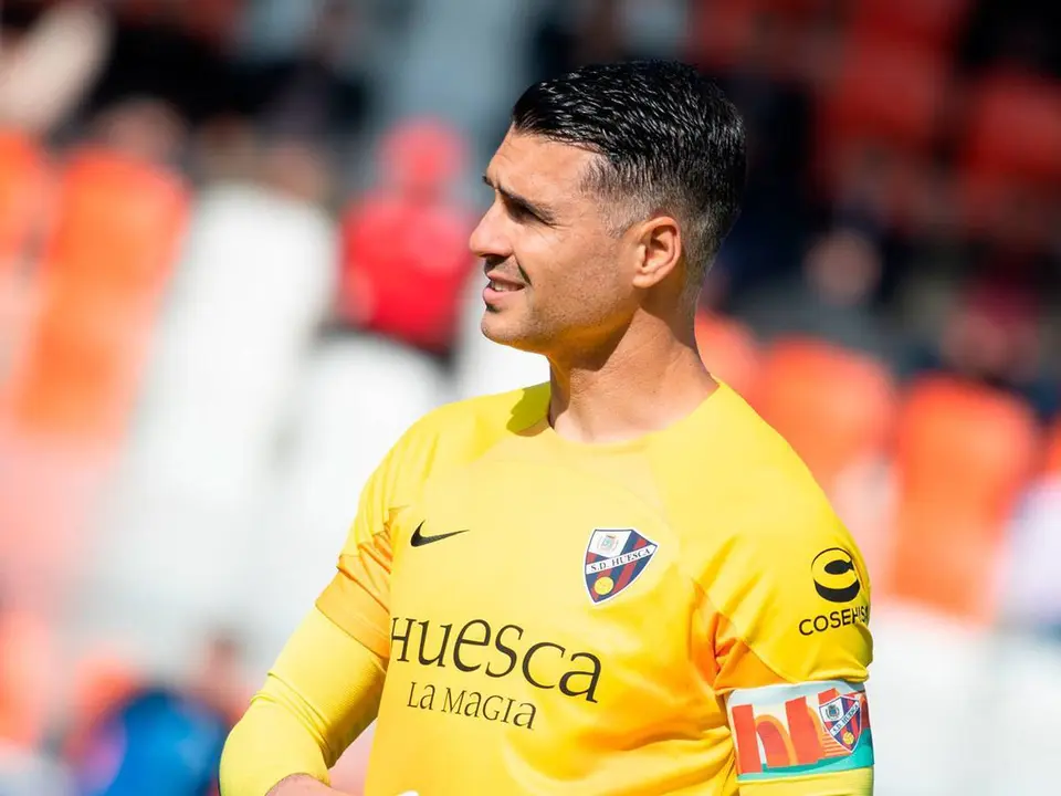 Andr&eacute;s Fern&aacute;ndez con el brazalete de capit&aacute;n