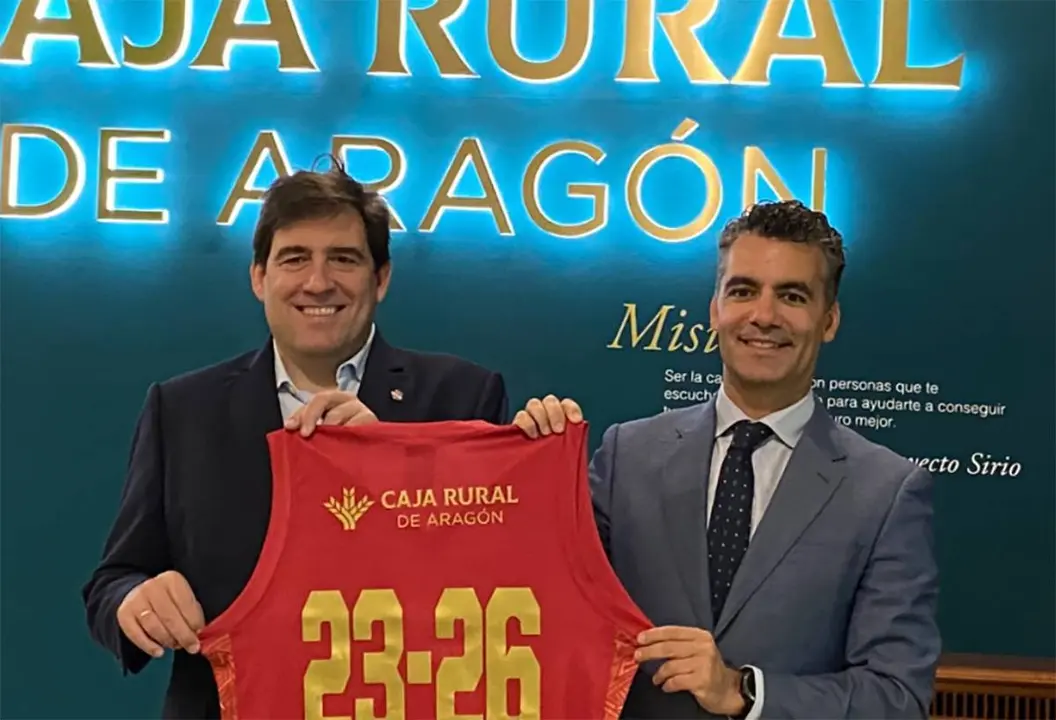El director general de Caja Rural Arag&oacute;n en Zaragoza, Luis Ignacio Lucas, y el presidente de Basket Zaragoza, Reynaldo Benito, mientras sellan el acuerdo. Fotograf&iacute;a: Casademont Zaragoza