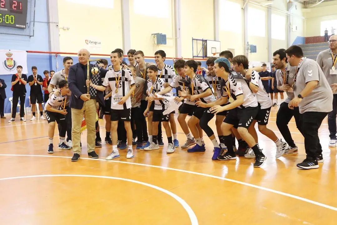 El Dominicos infantil celebrando su Nacional en el pabell&oacute;n Salduba. Fotograf&iacute;a: RFEB.