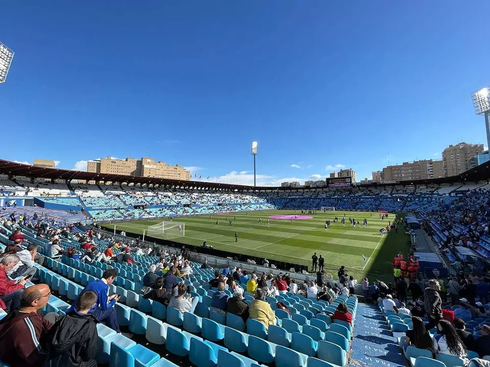 Plano de La Romareda en d&iacute;a soleado