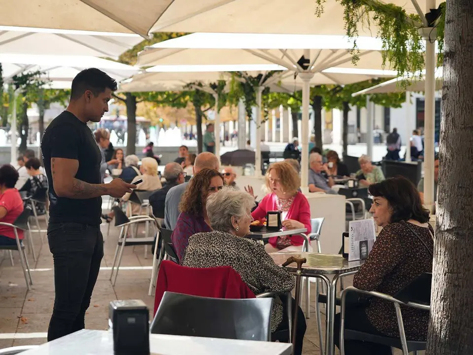 Camarero tomando nota en una terraza zaragozana
