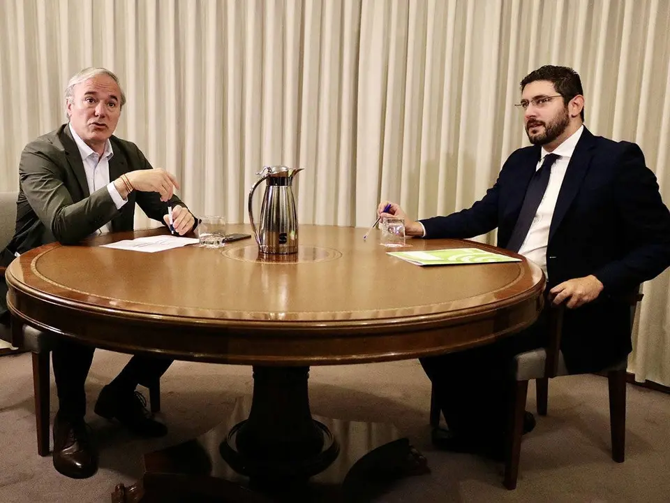 Azc&oacute;n y Nolasco durante la reuni&oacute;n sentados en mesa redonda