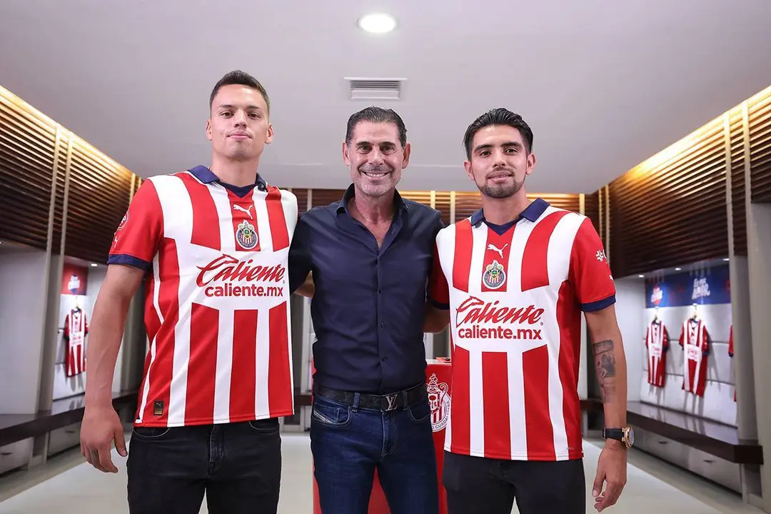 &Oacute;scar Whalley posa como nuevo jugador del Chivas junto a Fernando Hierro, director deportivo, y Ricardo Mart&iacute;n, otro fichaje. Fotograf&iacute;a: Chivas.