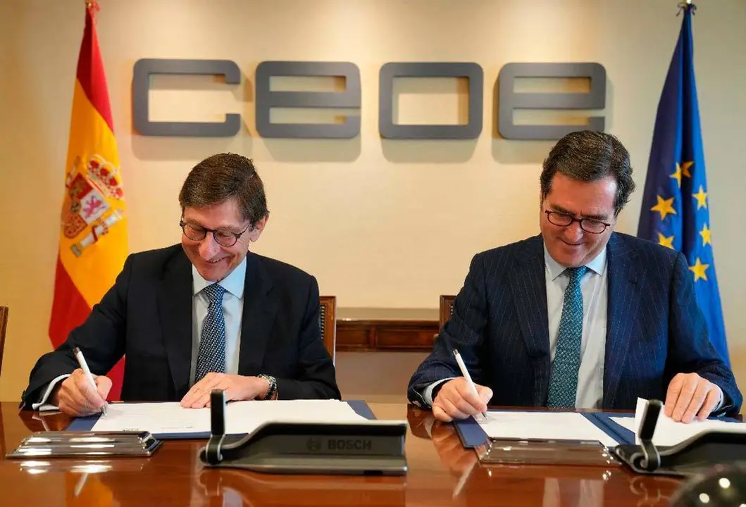 El presidente de CaixaBank, Jos&eacute; Ignacio Goirigolzarri, y el presidente de CEOE, Antonio Garamendi, durante la firma