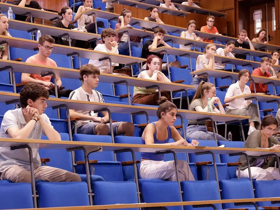 Estudiantes en sus pupitres a punto de empezar el examen