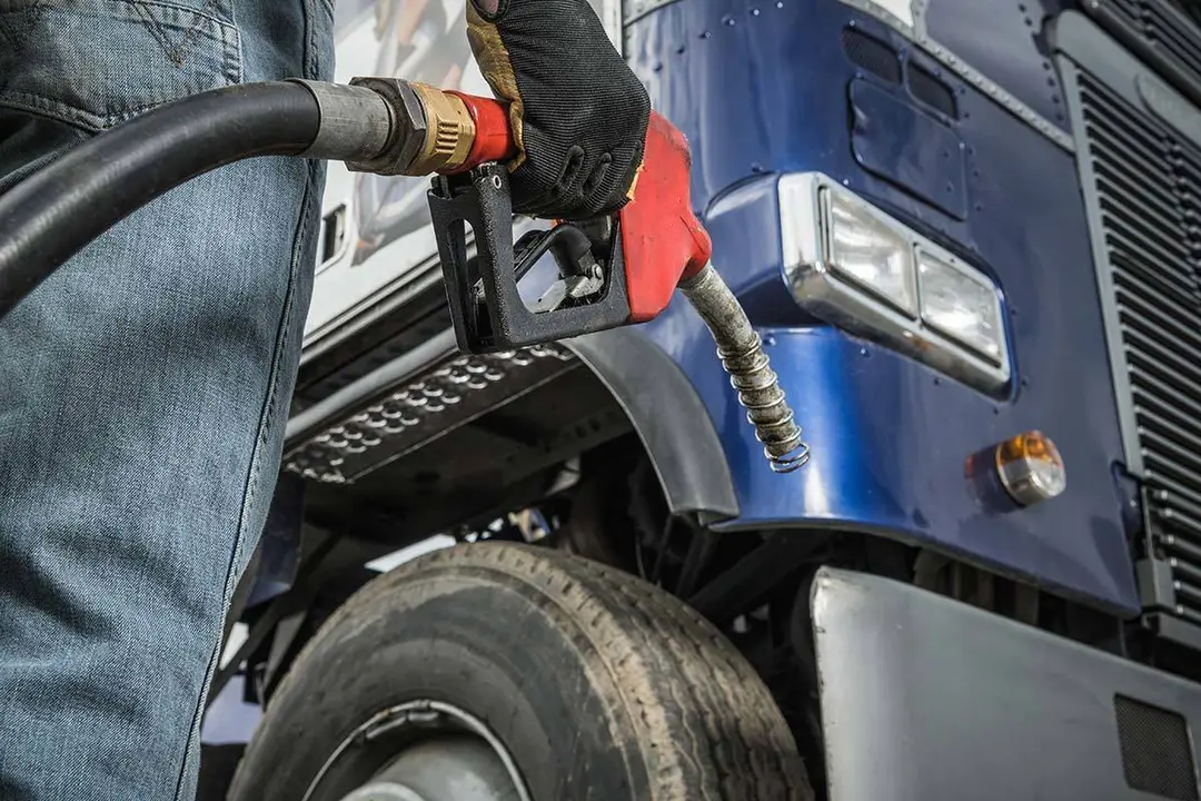 Transportista repostando combustible