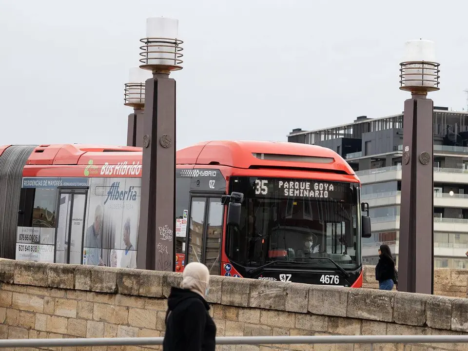 Bus urbano l&iacute;nea 35 puente de Piedra