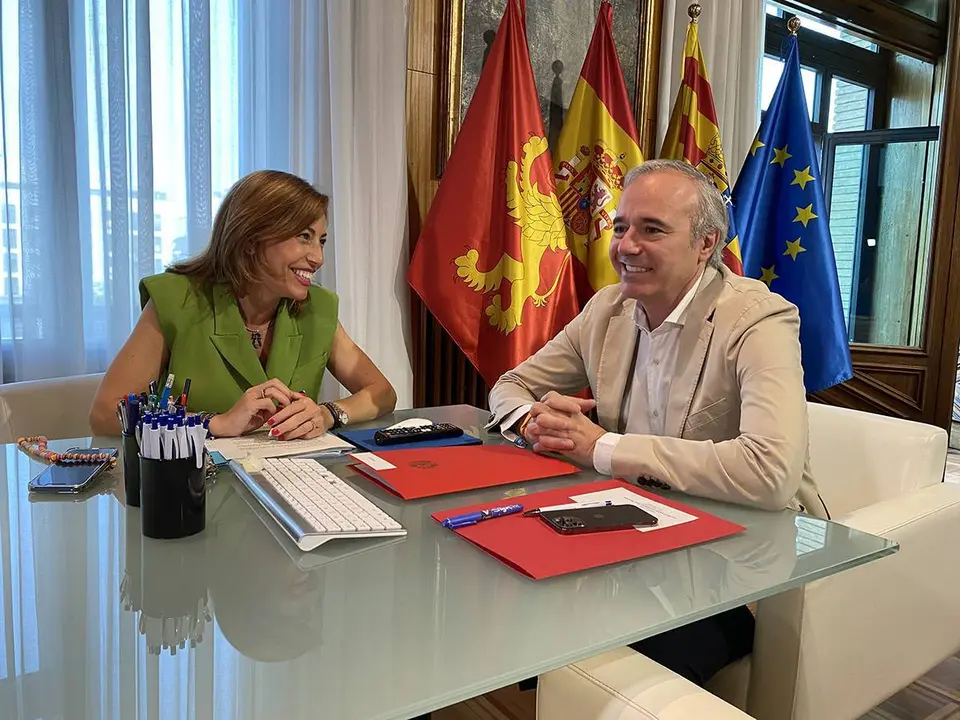 Jorge Azc&oacute;n y Natalia Chueca mantienen un encuentro de trabajo previo a la investidura de este s&aacute;bado en el Ayuntamiento de Zaragoza