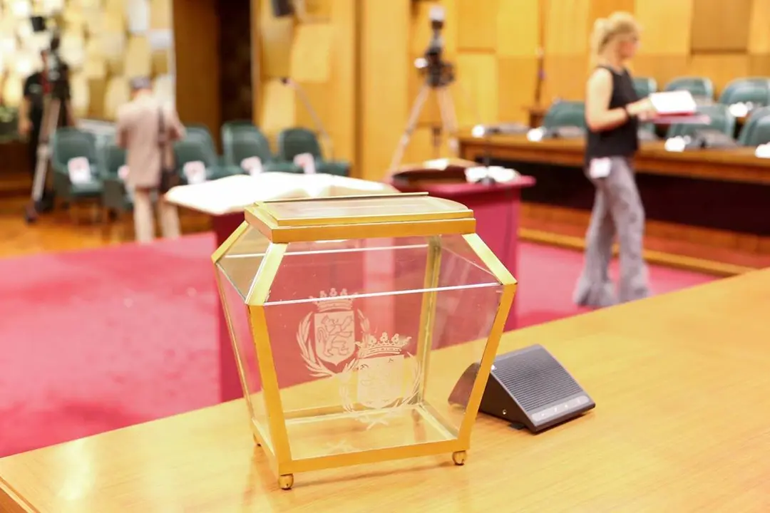 Urna donde se depositar&aacute;n los votos para elegir al nuevo alcalde de Zaragoza