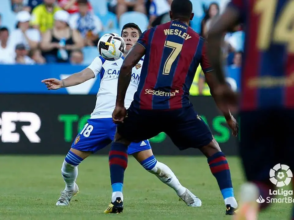 Fran G&aacute;mez controla el bal&oacute;n ante Wesley en el Real Zaragoza - Levante