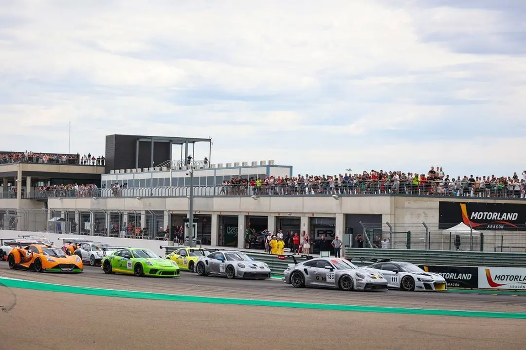 Momento de la salida Carrera 2 GT en el Trofeo de Velocidad. Fotograf&iacute;a: Motorland Arag&oacute;n