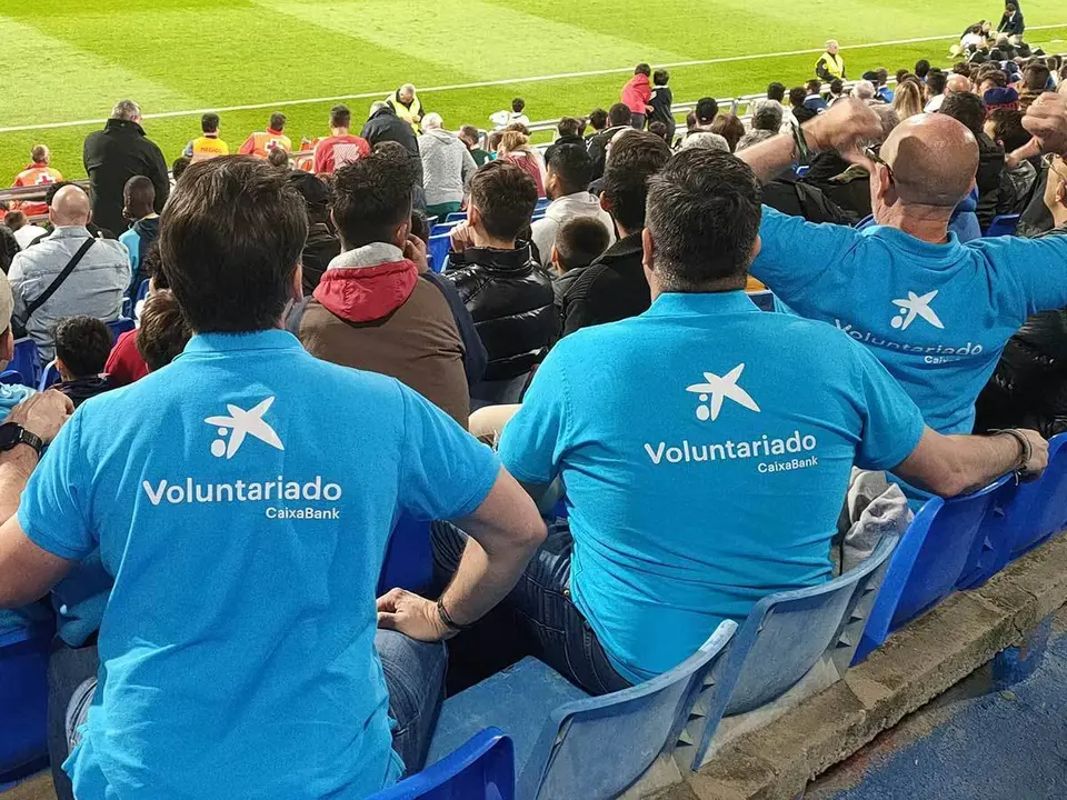 Voluntarios de CaixaBank en La Romareda 