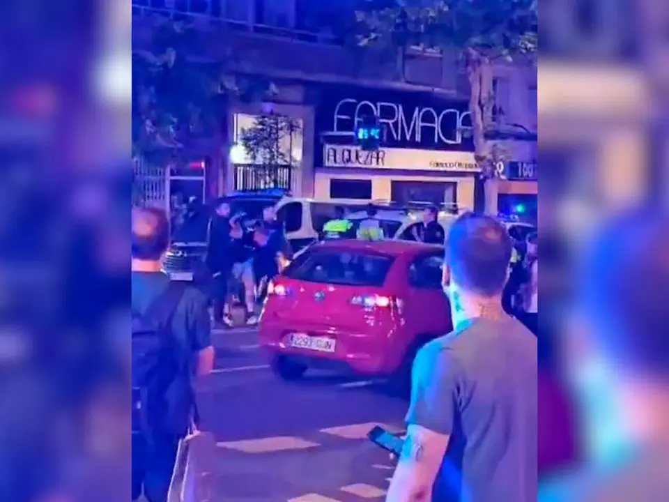 Momento en que atienden al polic&iacute;a herido