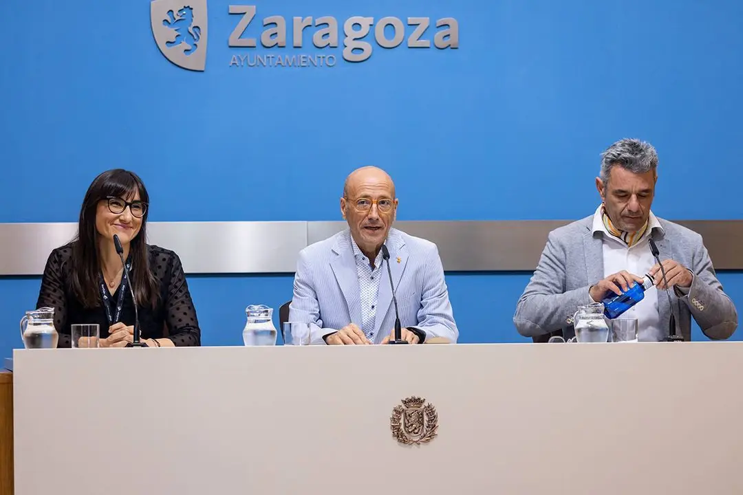 De izquierda a derecha, Mar&iacute;a Frago, F&eacute;lix Brocate y Miguel Gil. Fotograf&iacute;a: Ayuntamiento de Zaragoza.