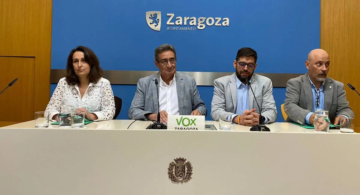 Los cuatro ediles de Vox en Zaragoza: Eva Torres, Julio Calvo, Armando Mart&iacute;nez y David Torres