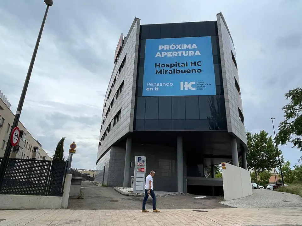 Cartel del futuro hospital privado de Miralbueno
