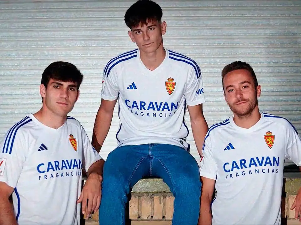 Az&oacute;n, Pau y Aguado posan con la nueva camiseta. Foto: V&iacute;deo del Real Zaragoza