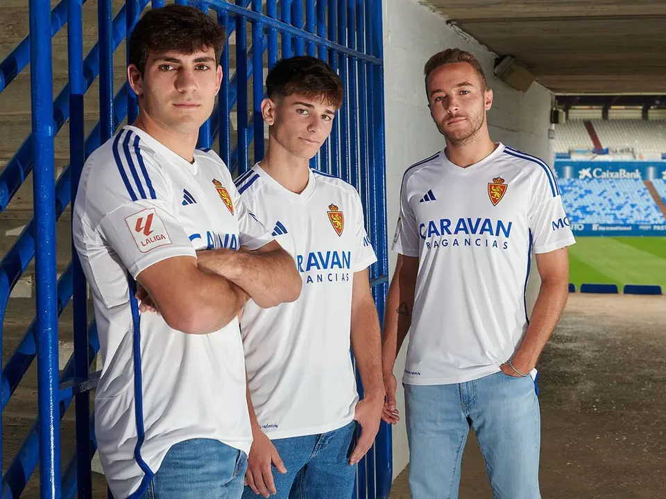 Az&oacute;n, Pau y Aguado posan con la nueva camiseta del Real Zaragoza