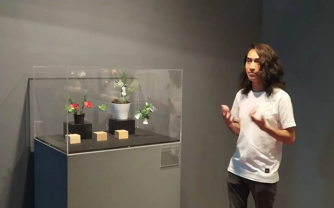 Cekouat Le&oacute;n junto a una de sus obras de origami